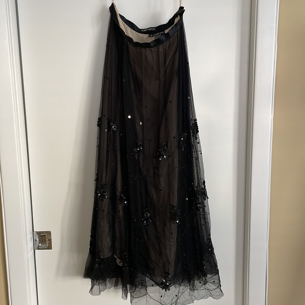 VINTAGE 1990s. Black silk skirt with sequin detailing. Size 4